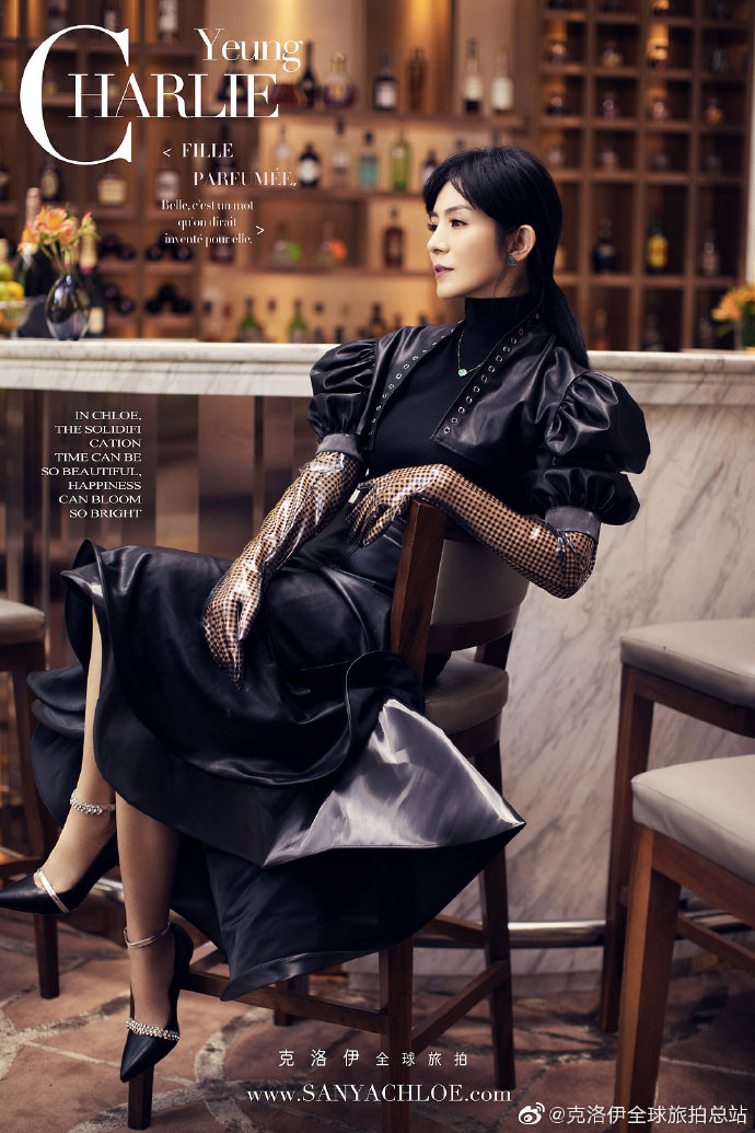 珠片绣长款大衣,水晶珠片展现银色光晕,宛如星河点缀黑夜,解锁@杨采妮