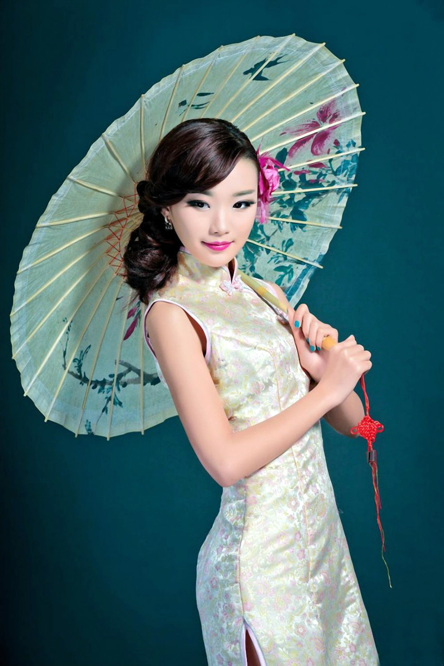 有着民族特色古韵的优雅旗袍美女!