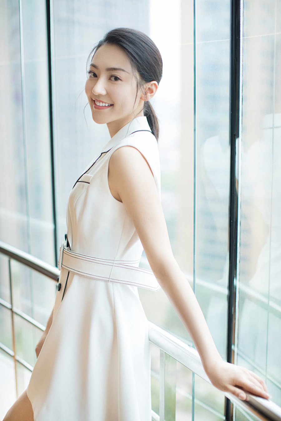 黄梦莹如今是杨幂旗下的小花旦,相信有杨幂这个后盾,以后的路一定会走