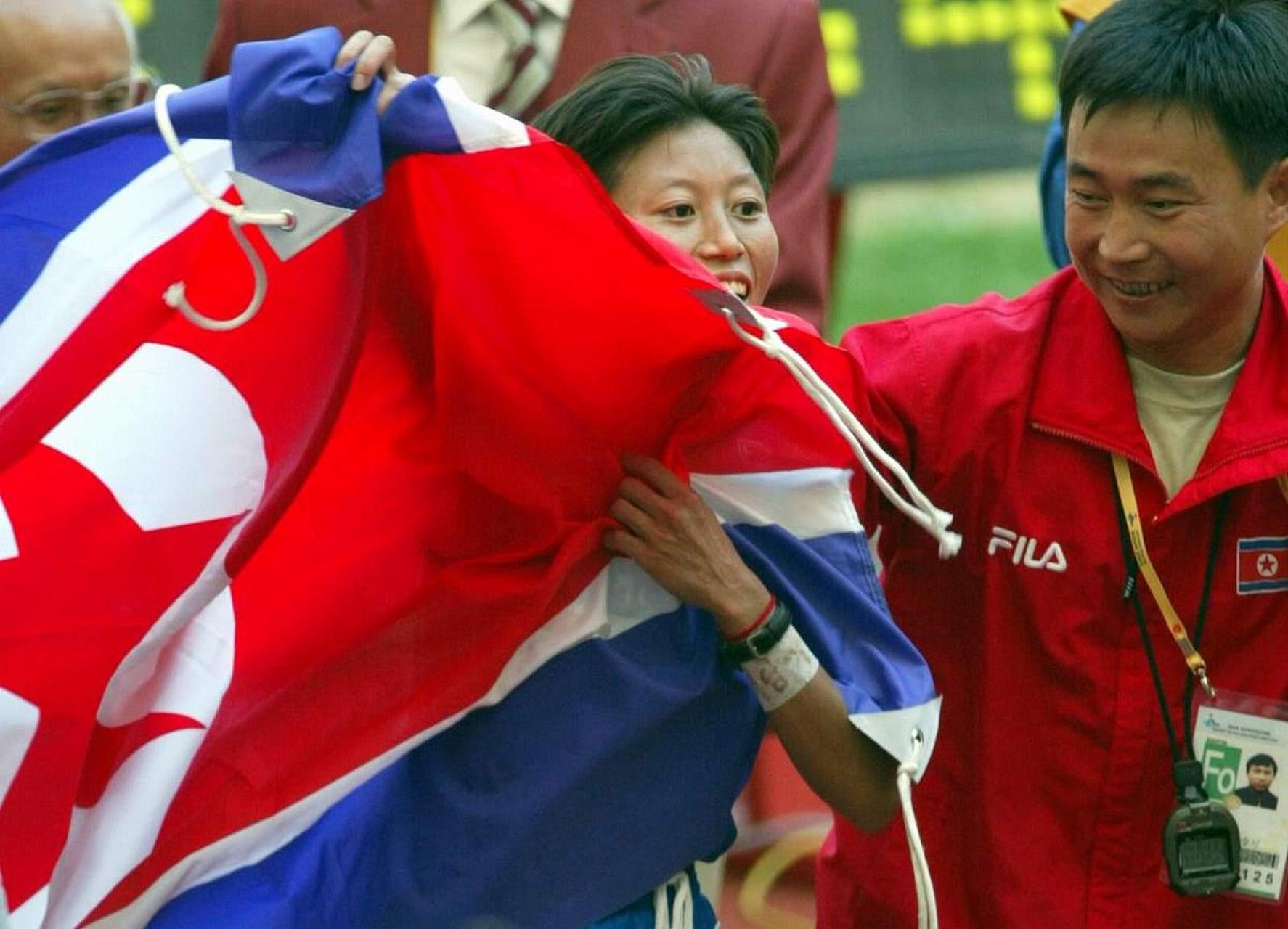 在杭州亚运会上,朝鲜的乒乓球女双队获得了银牌,本应是一个值得欢庆的