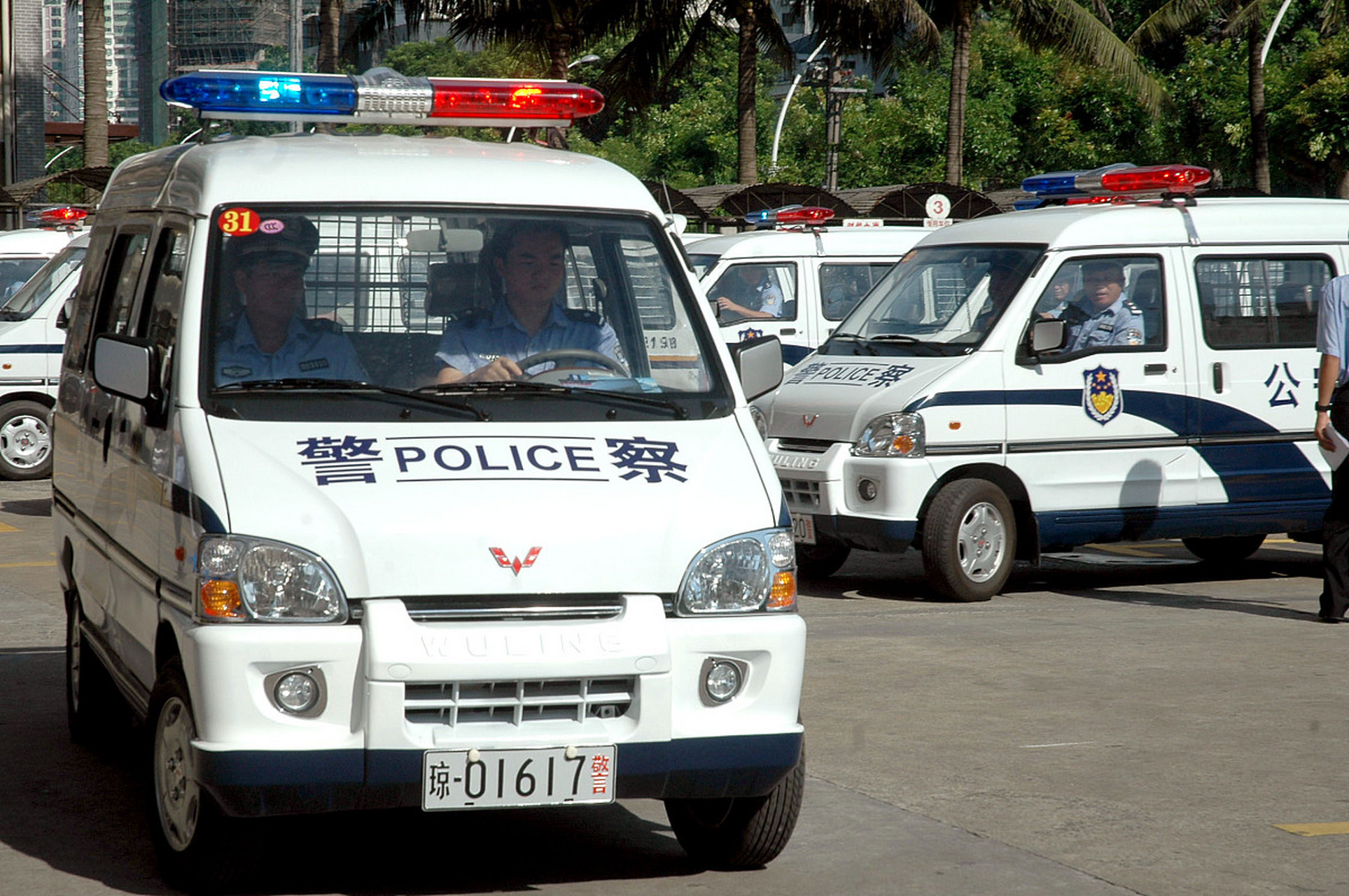 警笛是一种用于发出警报声的装置,能迅速传递警报,引起人们注意,起到