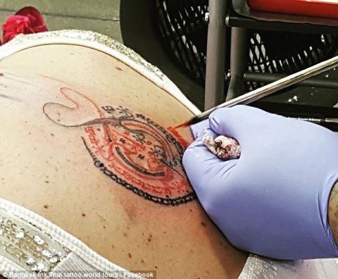 泰国僧侣为游客提供非法纹身 一次400美元