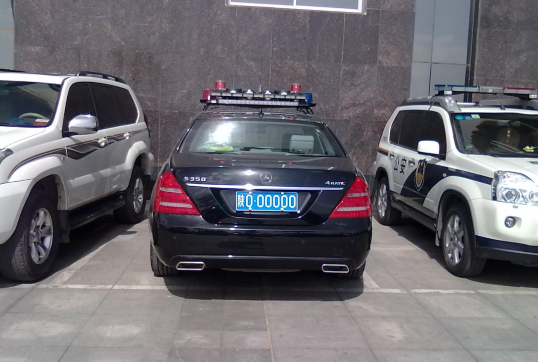 在陕西交警遇见这车牌的车,都得敬礼还为它清道,网友