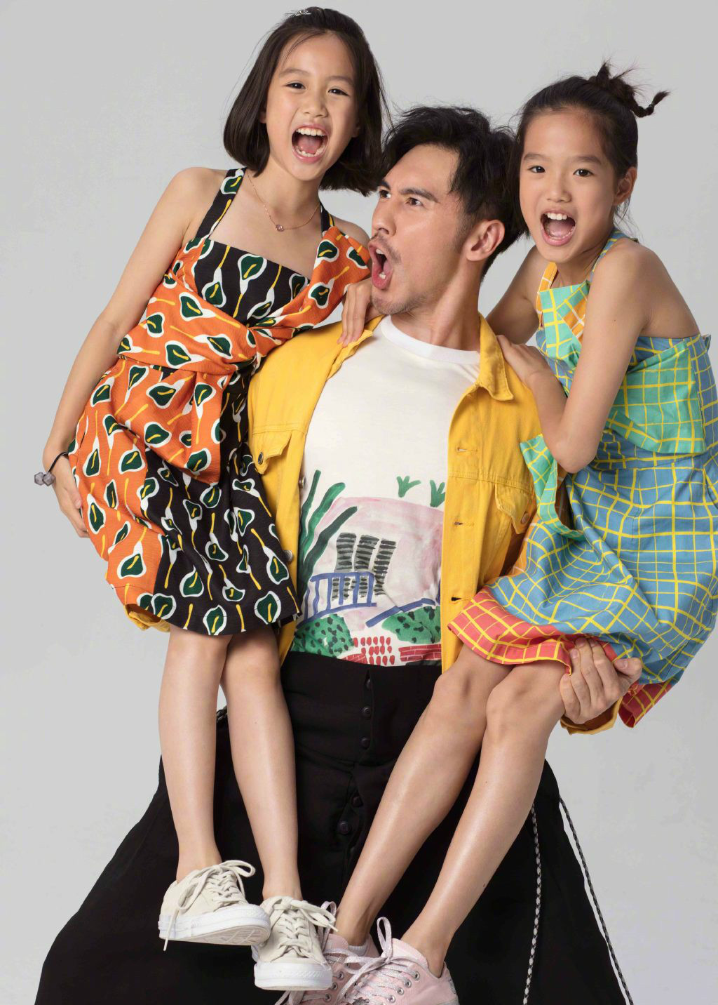 张伦硕跟俩继女感情好!女儿穿花裙超可爱,三人同框拍写真太有爱