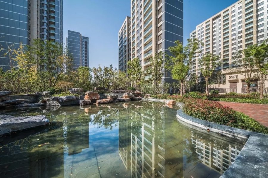 进行创作保留了原海事大学著名的林荫大道作为小区主入口景观将历史