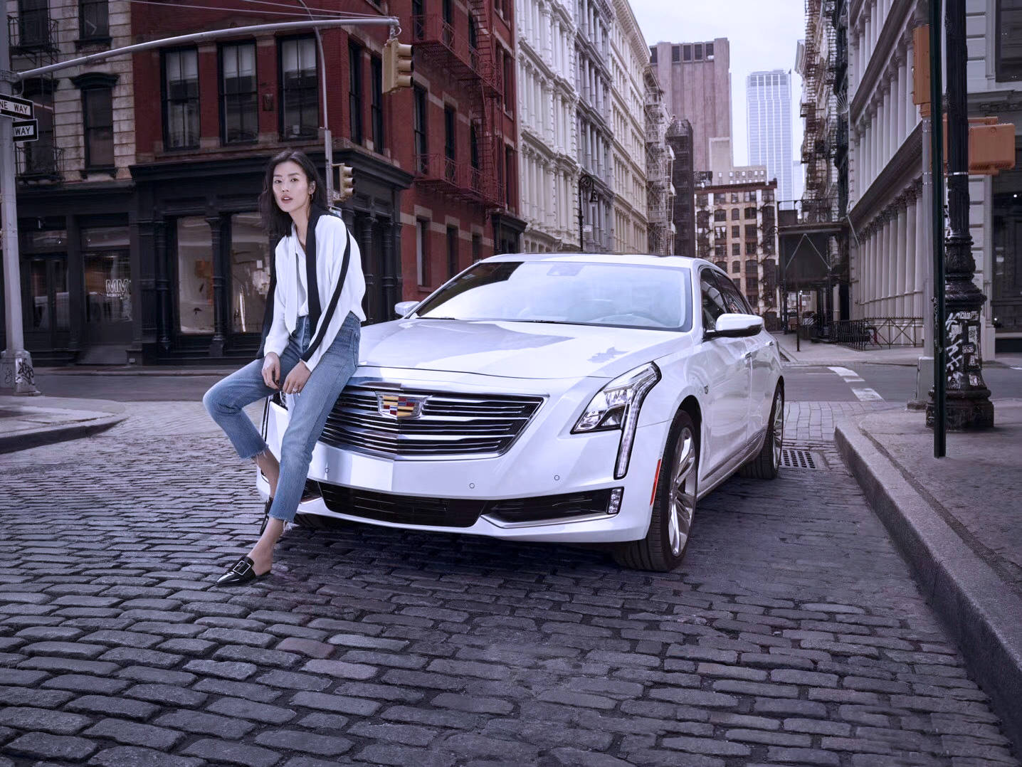 刘雯为凯迪拉克拍摄的广告帅气不失霸气,女王范十足