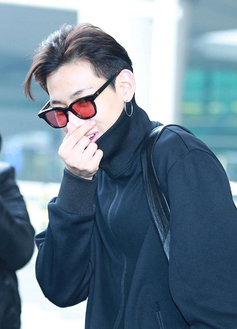 bambam戴上墨镜变酷了,黑色外套是运动风格,发型显得更精神