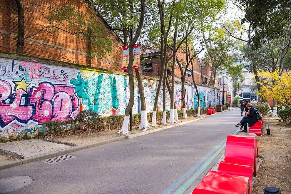 当城市围挡变身艺术墙绘,"朋克"武汉就是这样年轻