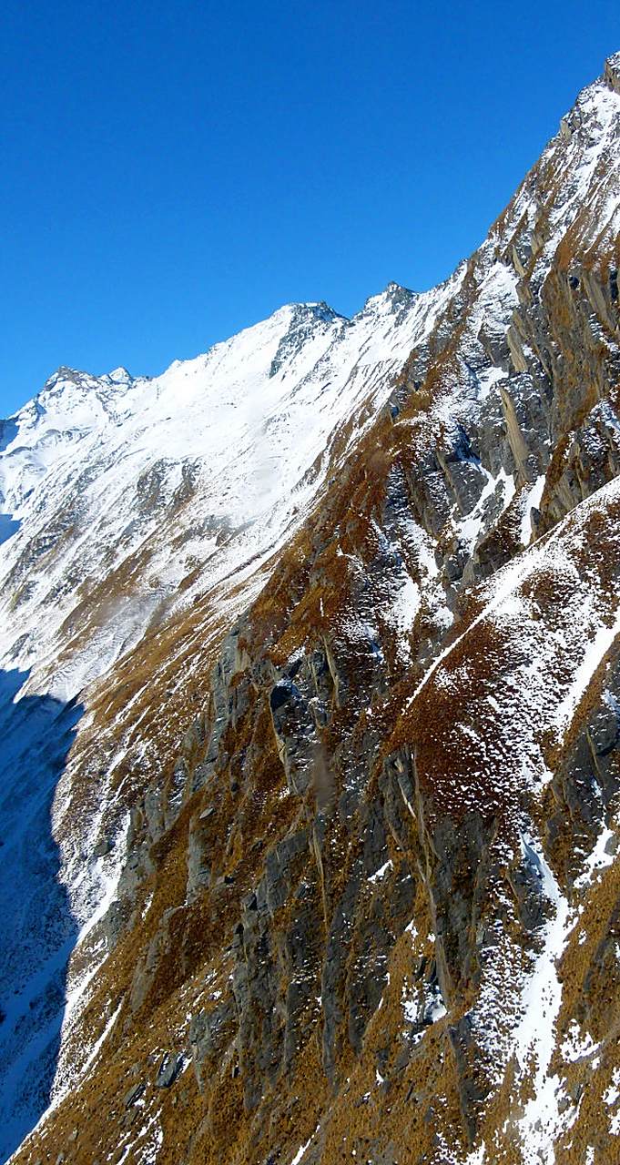 阿尔卑斯山,欧洲的屋脊,优雅而壮观.山峰常年积雪,山坡林木茂盛,是滑