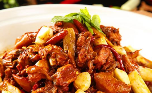 炒鸡:鸡肉的嫩滑,辣椒的香辣,你喜欢吗?炒鸡是一道特色传统美食.