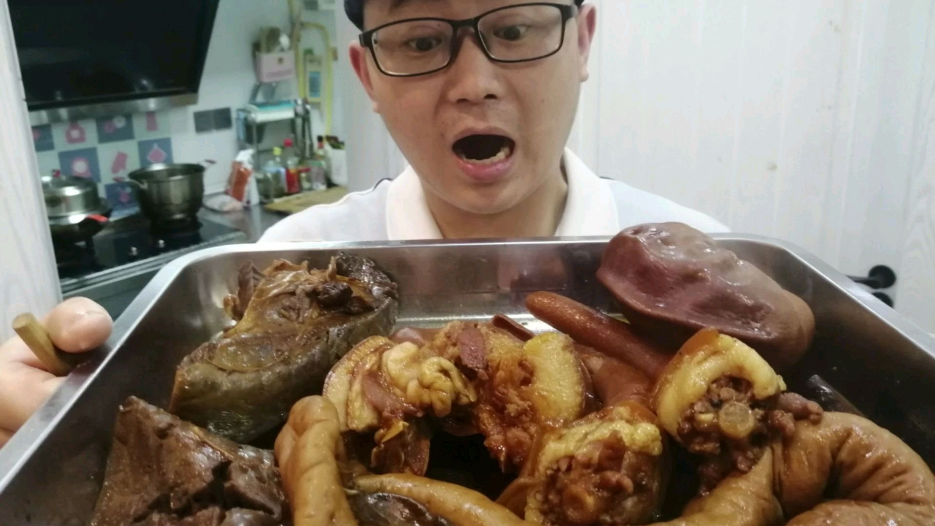 小伙卤一锅猪下水,卤煮味十足,配上刚出锅的韭菜粉条包子,过瘾