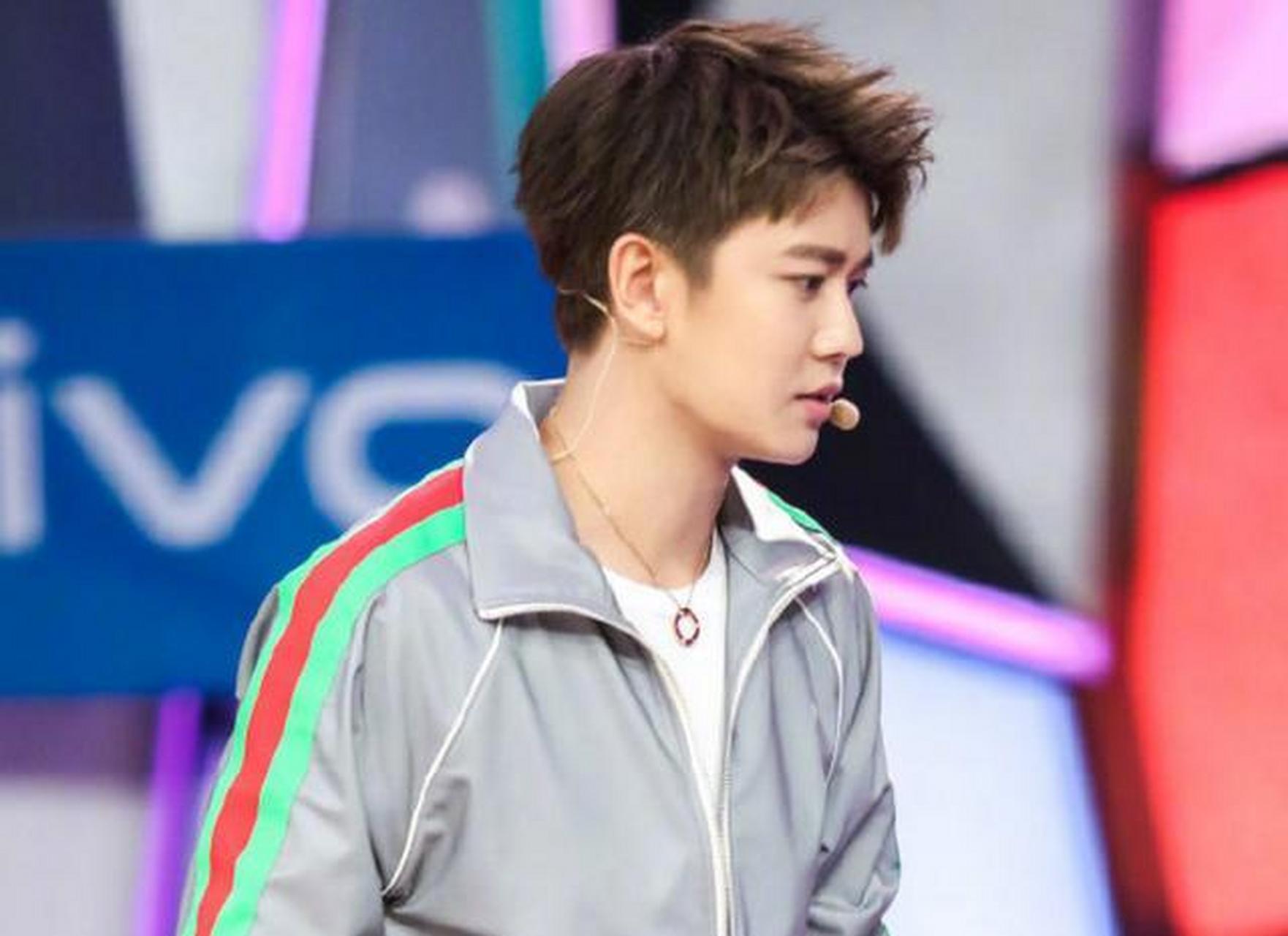 发现美好时光# 任嘉伦曾是乒乓球运动员,擅长很多运动项目,但偏偏