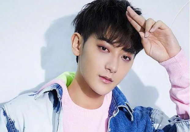 黄子韬实惨,认真点评被说像选妃还被骂暴躁,做的好事没人说?