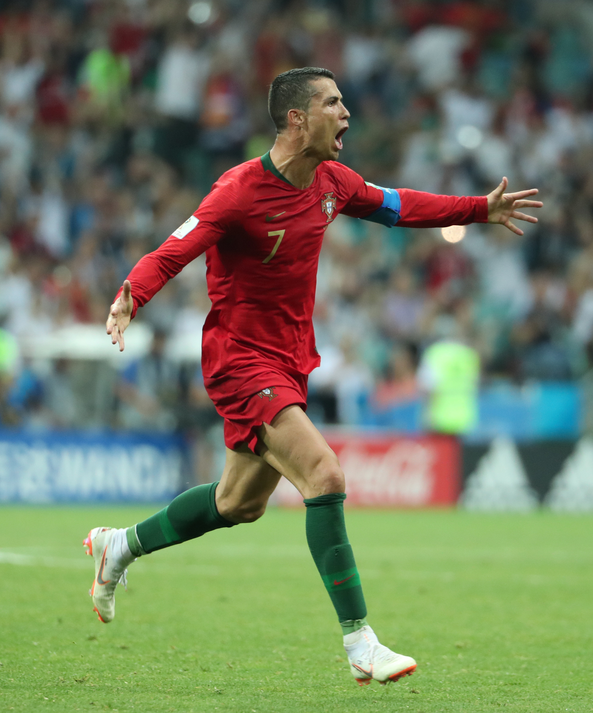 足球——b组:克·罗纳尔多完成帽子戏法(8)