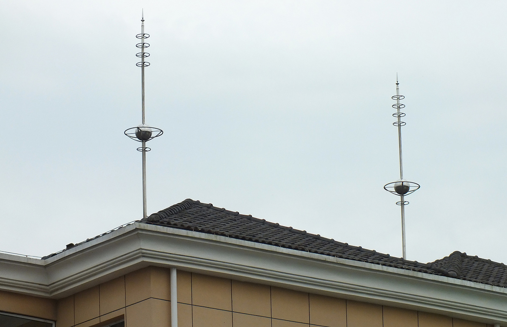 1,避雷针:避雷针是一种常用的防雷设备,安装在建筑物上面,引下线炎排