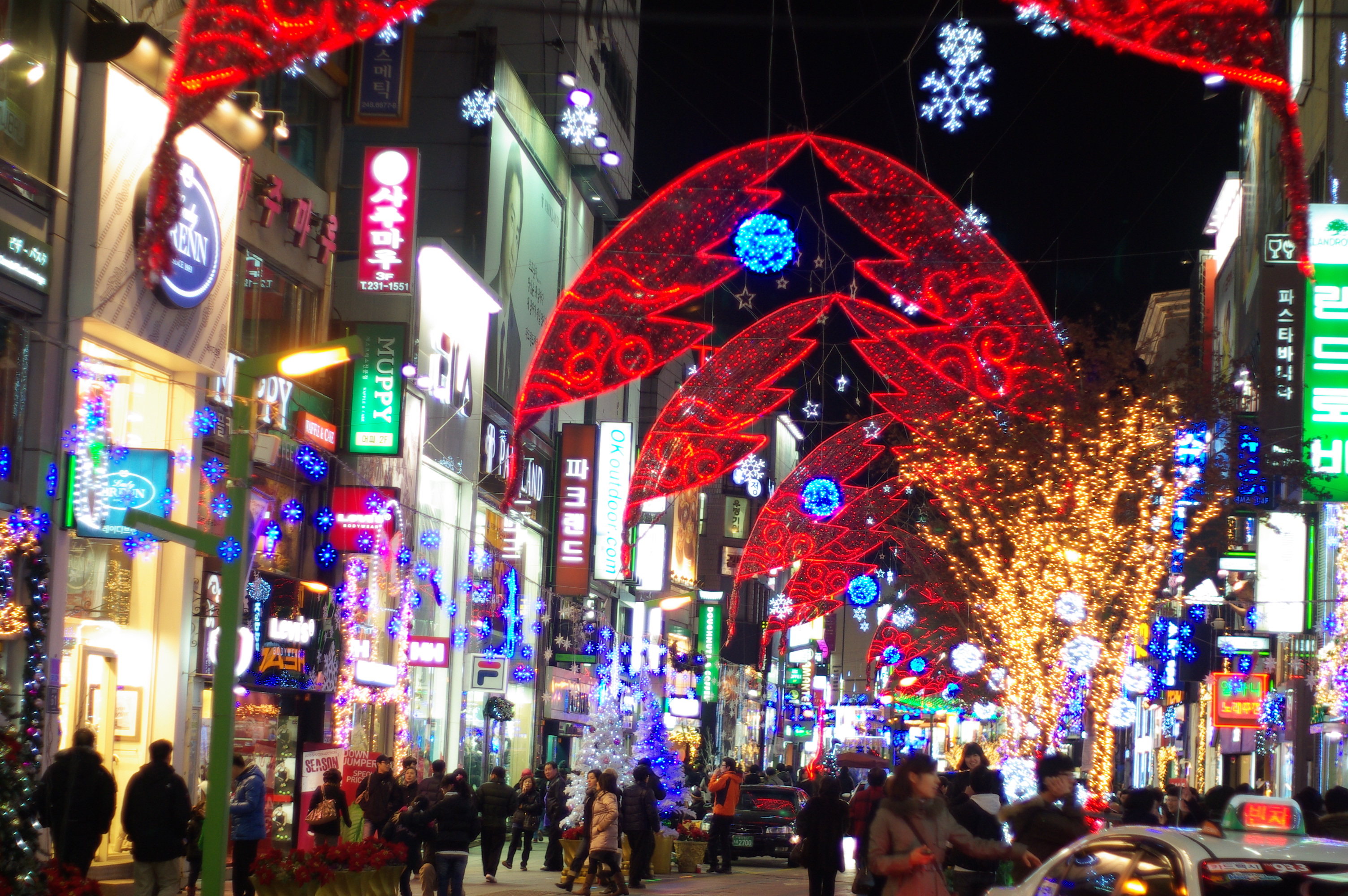 剧场密布的南浦洞街道,釜山电影节时,布满了人群的舞台,显得光鲜亮丽