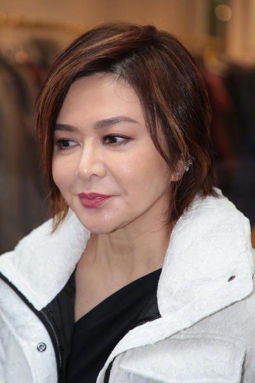 关之琳沦落到卖衣服维持生计了?脸部油腻,身材发福肚子比胸还大