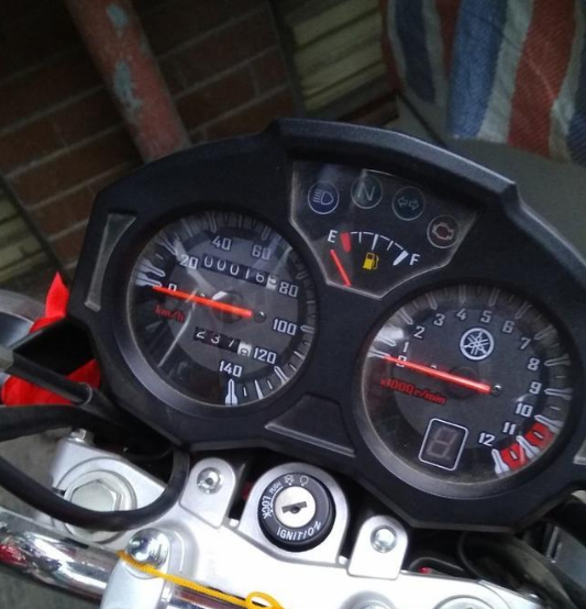 飞致150是指针液晶结合的仪表,看起来稍微高档点,如图.