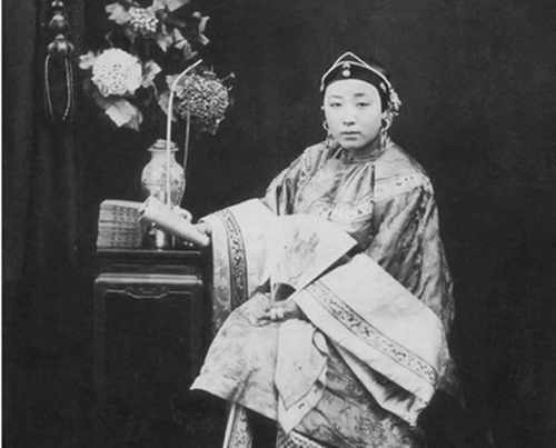 清朝末年的贵妇照,坐假汽车里拍照,看表情感觉没一个好伺候的