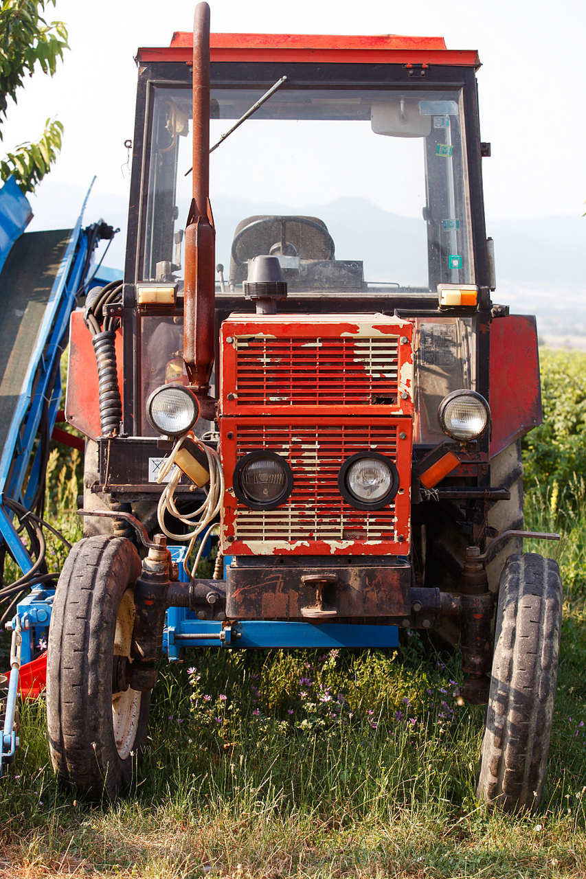 拖拉机是一款高性能农业机械,采用先进发动机技术,具有高功率,低油耗