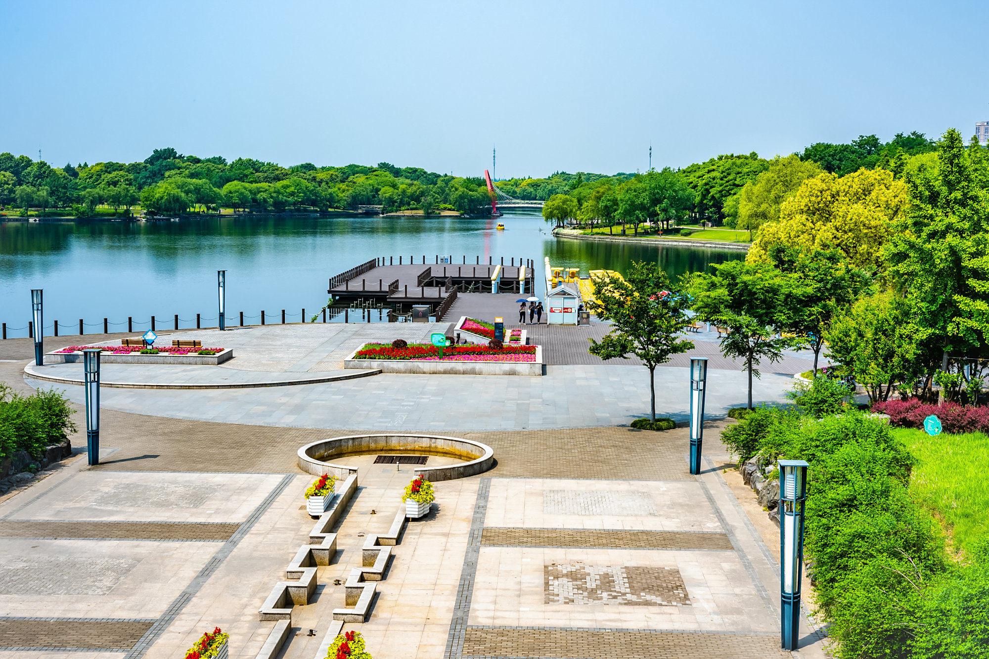 上海汽车博览公园虽然是一个以汽车为名字,汽车为主题的公园.