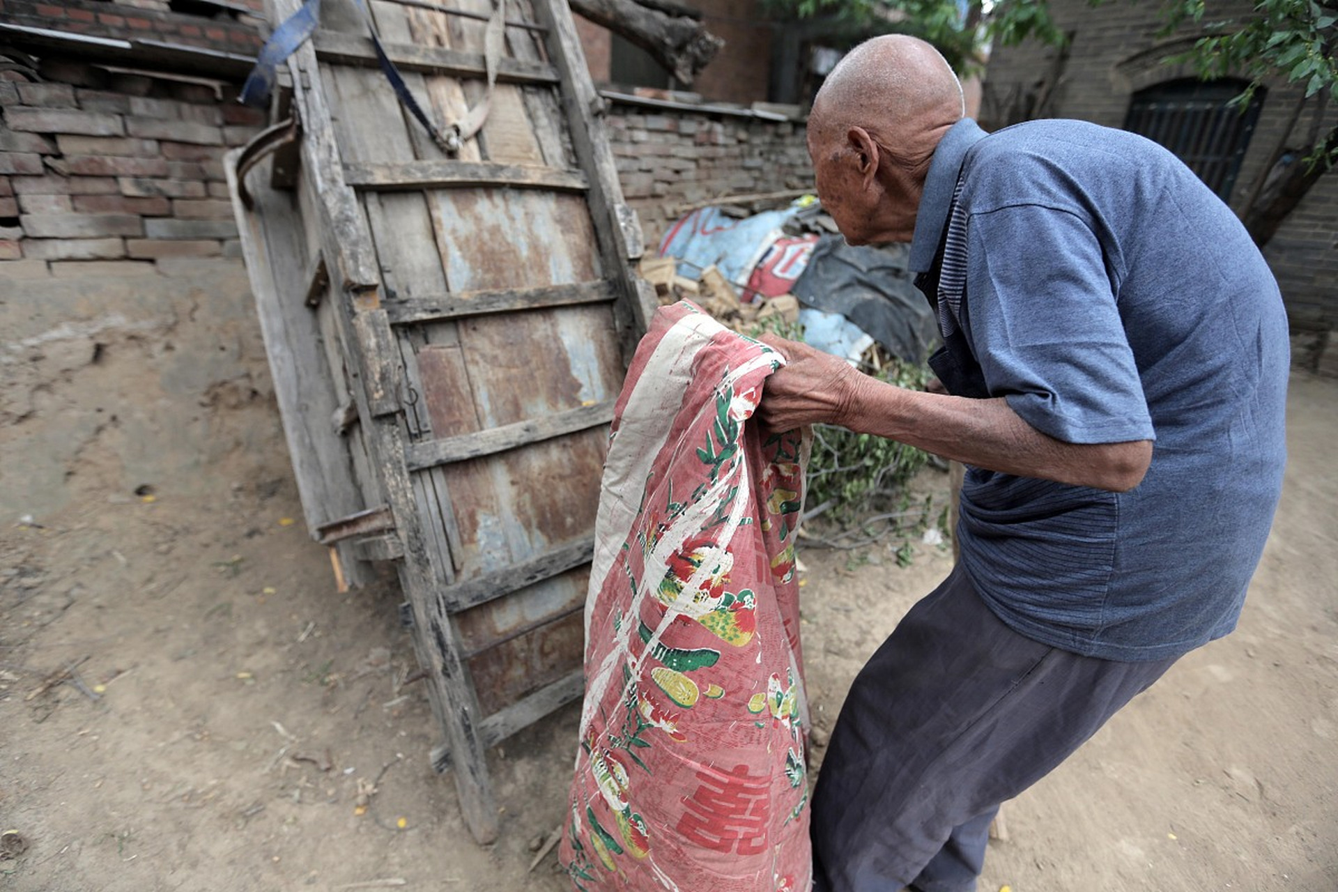 2014年,河南一位98岁的捡垃圾老人来派出所报案.