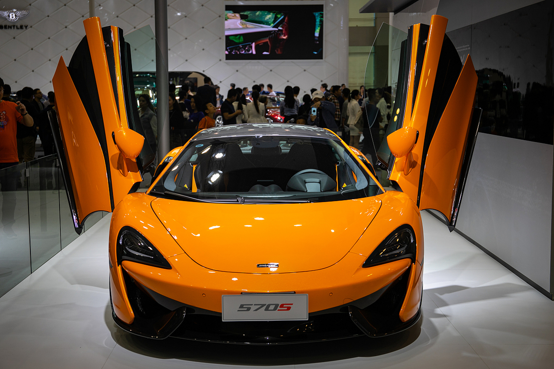 迈凯伦570s是一款令人印象深刻的超级跑车,它在性能,参数,内饰和驾驶