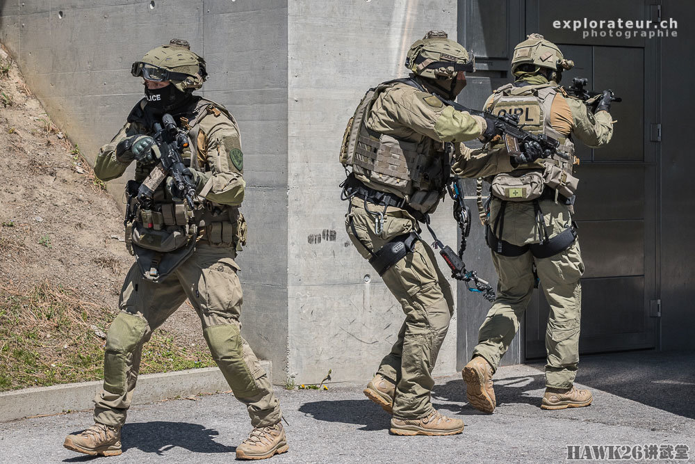 瑞士洛桑特警实战训练 盾牌手膂力惊人 看不见的训练成本最昂贵