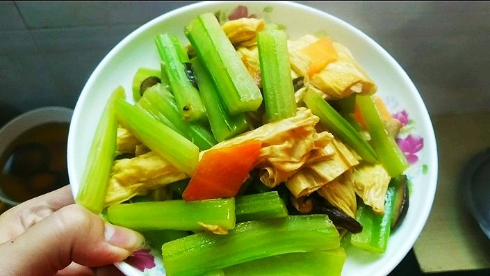 西芹炒腐竹,好吃,西芹不焯水
