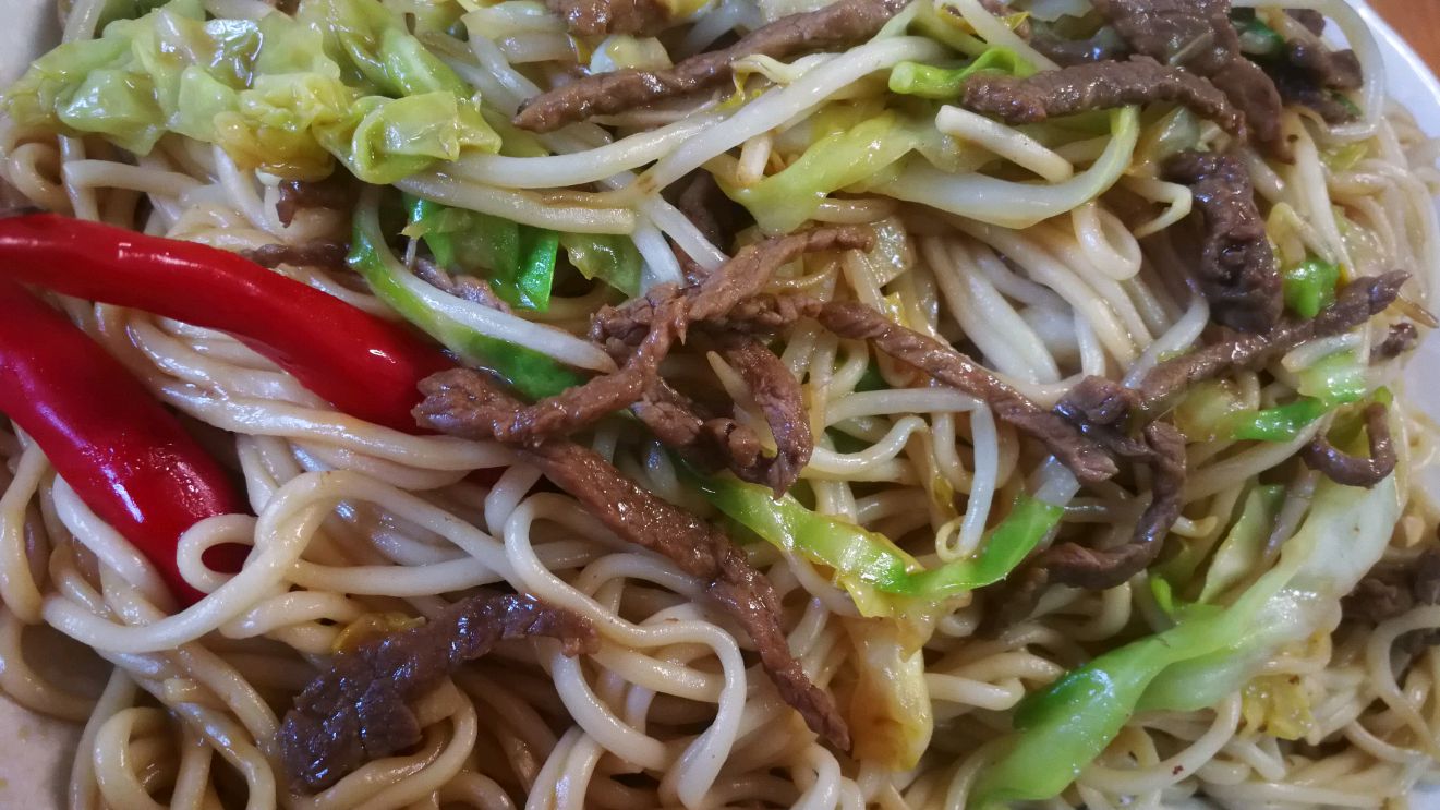 超级好吃的牛肉炒拉面,自己动手在家做,既简单又美味赶紧试试吧