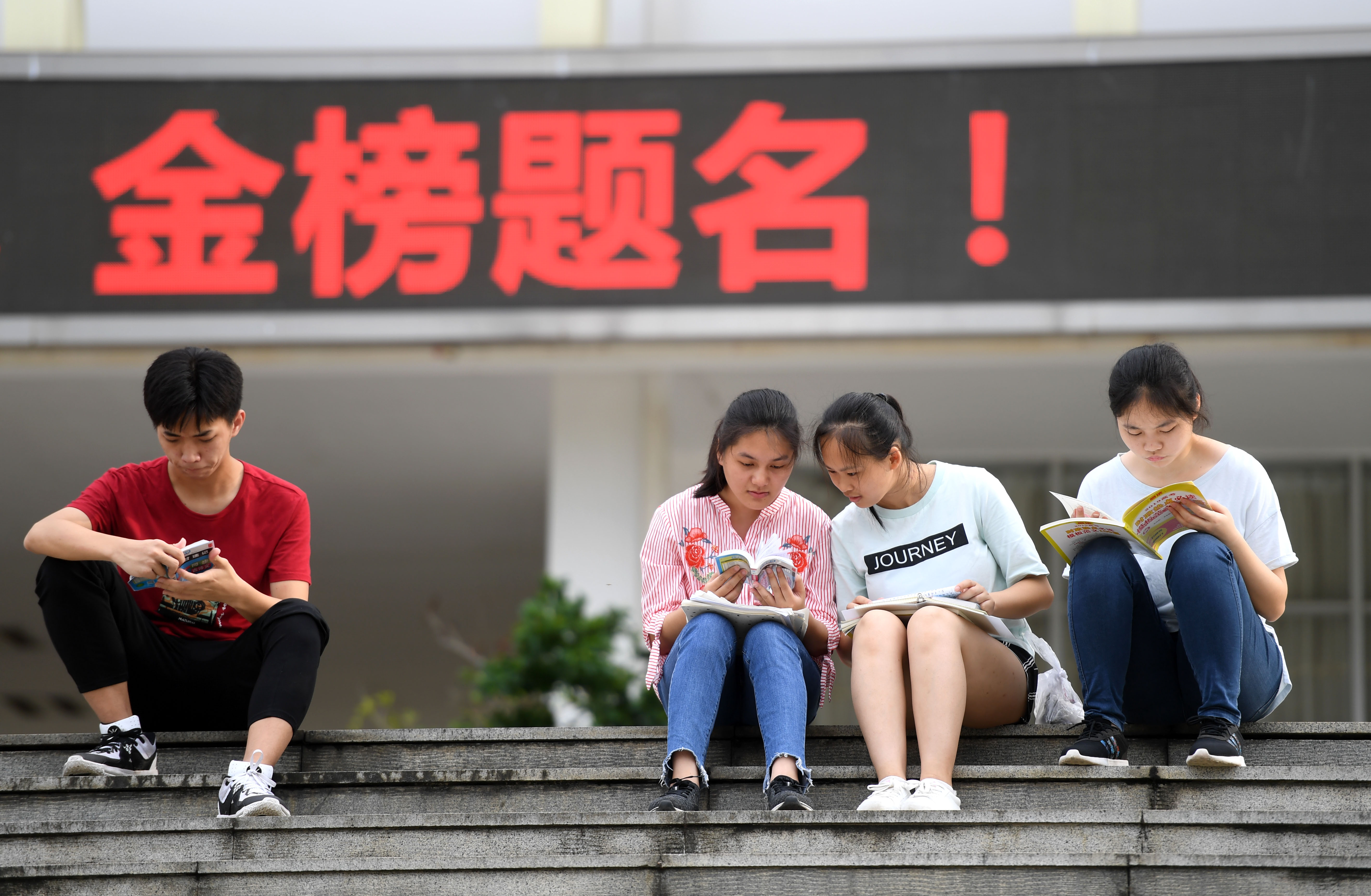 当日,2019年高考拉开帷幕.    新华社发(刘杰华摄)