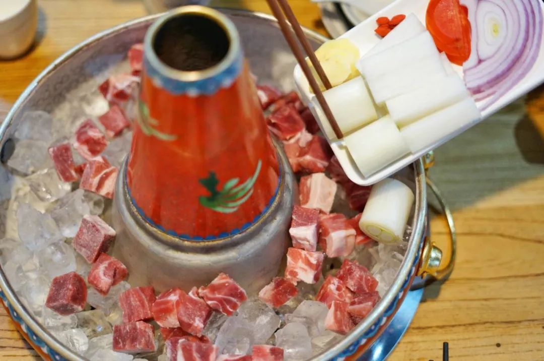 冰块煮羔羊肉,起源于成吉思汗的内蒙冰煮羊火锅