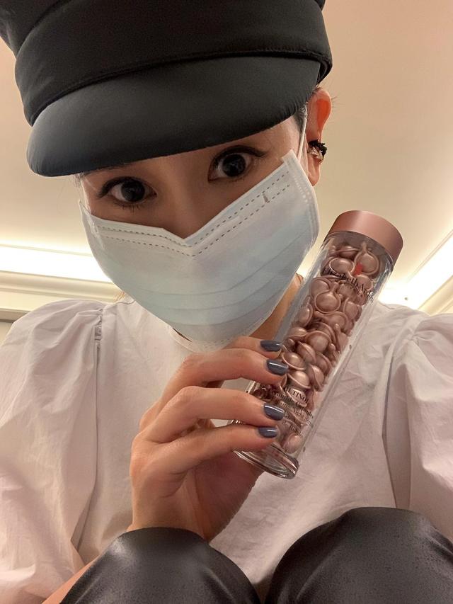 李晶晶3招舒缓长戴口罩的敏感肌 多喝水,湿敷,搽维他命c胶囊