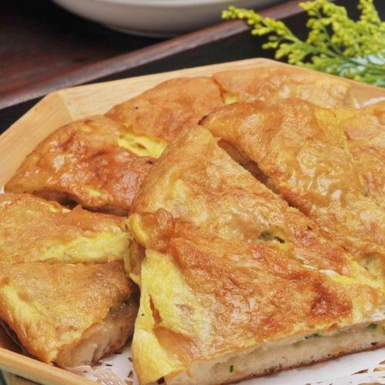 穿城大饼,是江苏著名的汉族小吃,苏北大饼,各色各样,,有挺硬巴焦的