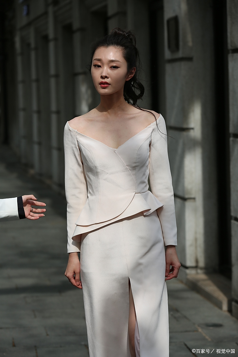 宋轶大胆尝试"肚兜"装亮相,靳东现场尴尬:双手应如何放?