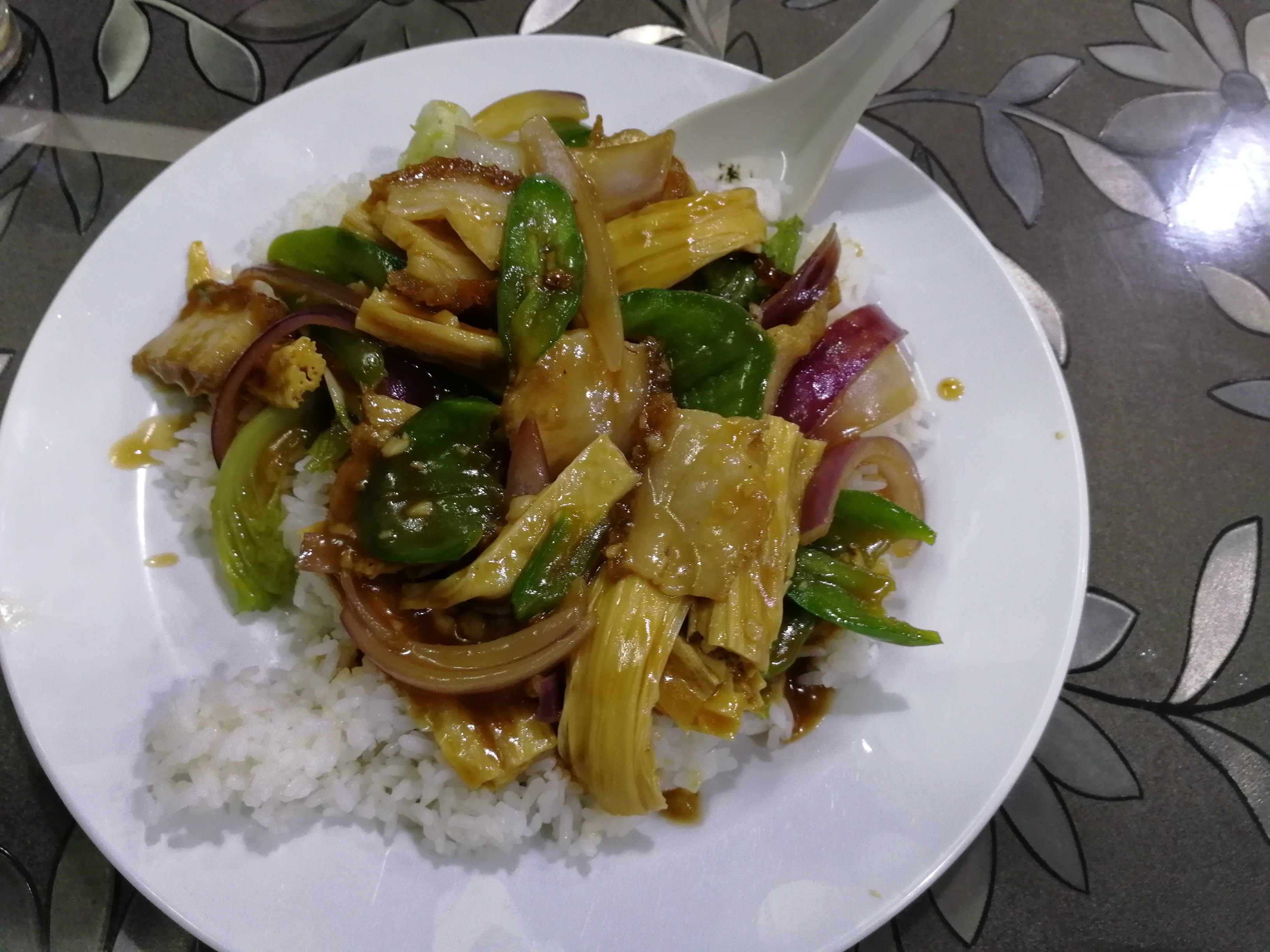 终于品尝到海珠桥脚的网红快餐店,现炒的碟头饭,分量足味道香!