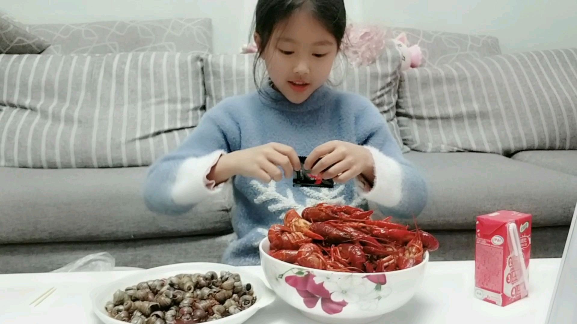 小艾作业多好沮丧,想吃海鲜披萨,妈妈还网购了麻辣小龙虾和田螺