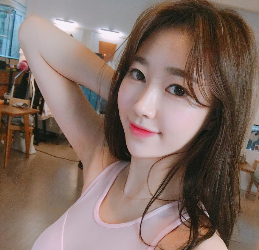 韩国瑜伽女神肤白貌美,"撞脸"潘晓婷,女神范儿十足