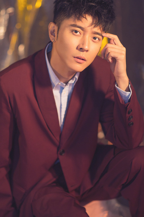 张丹峰率性干练的短发,身穿牛仔套装搭配白色t清新帅气,俊朗的五官高