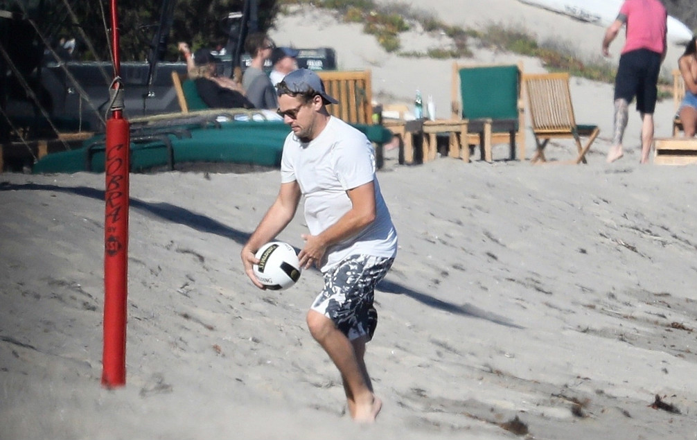 小李子大玩沙滩排球,除了肚子依然很大之外,四肢已足够纤细