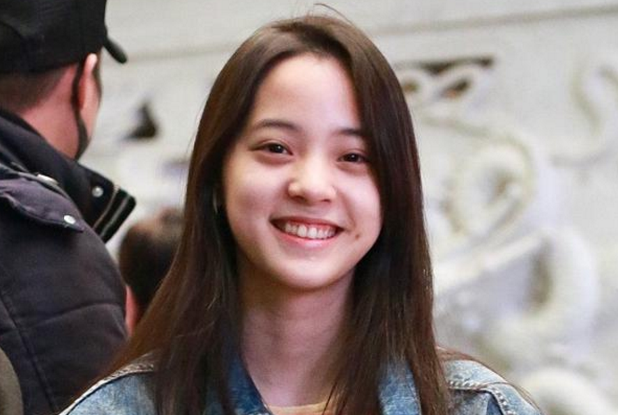 欧阳娜娜素颜现身机场,这最后"神秘的笑容"恐怕没人能懂!