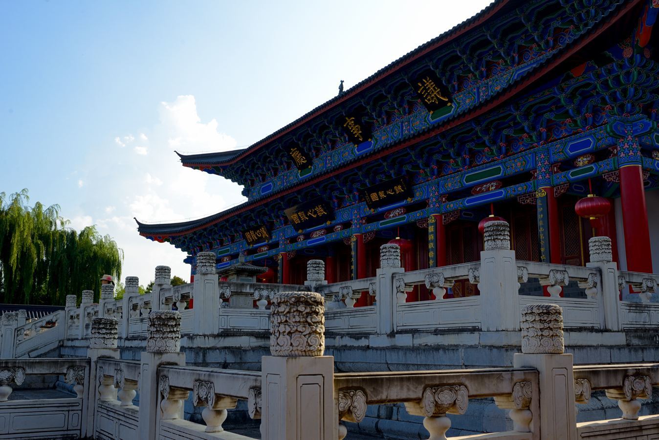 木府土司在建造自己的宫殿式木府时,坐像未按坐北朝