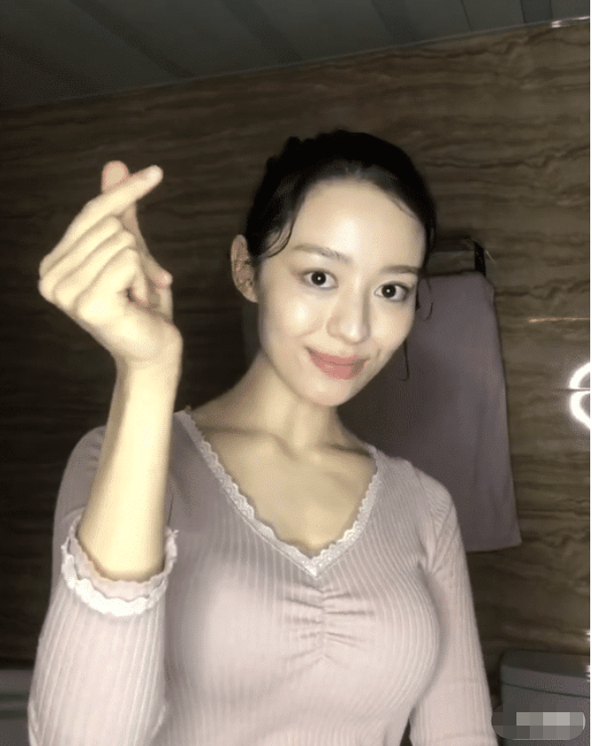 有一种"美"叫吉娜,一反常态全素颜出镜,网友:这肚子是怀了?