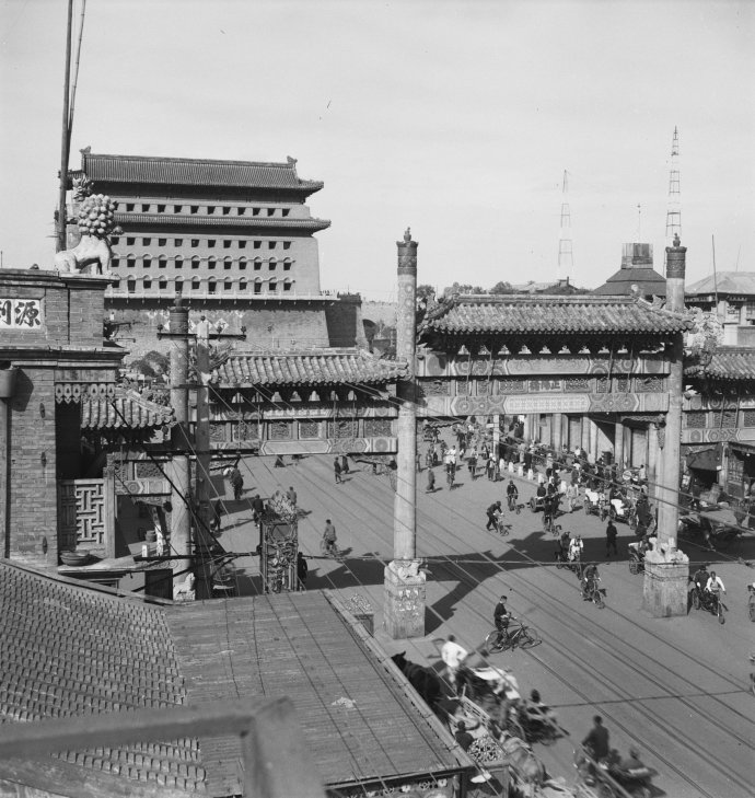 图为景德街牌楼,有两座.