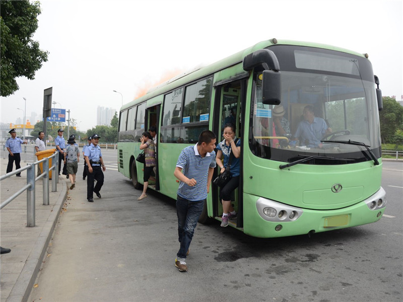 夫妻俩公交车中途下车遭拒,抱孩子骂司机:路上碰到你就打你!