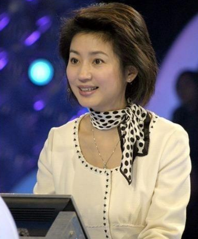 央视女主持一婚嫁自己老师,二婚嫁大13岁中央干部,50岁仍未生子