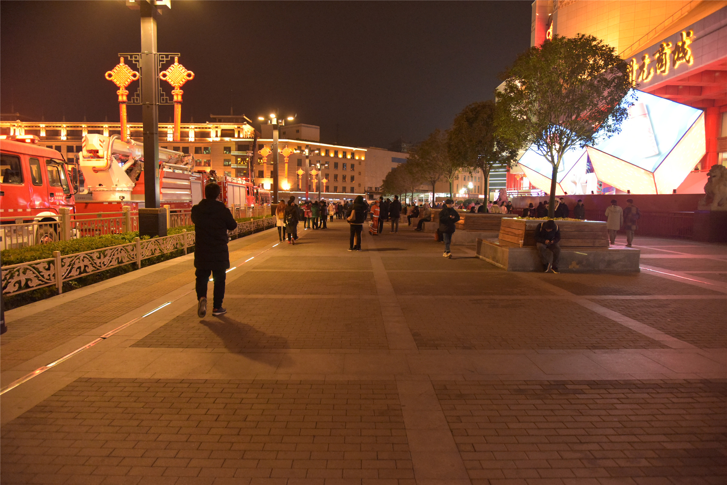 平安夜西安首遇冷:狂欢不再,安保堪比市民多,街道干净如人脸