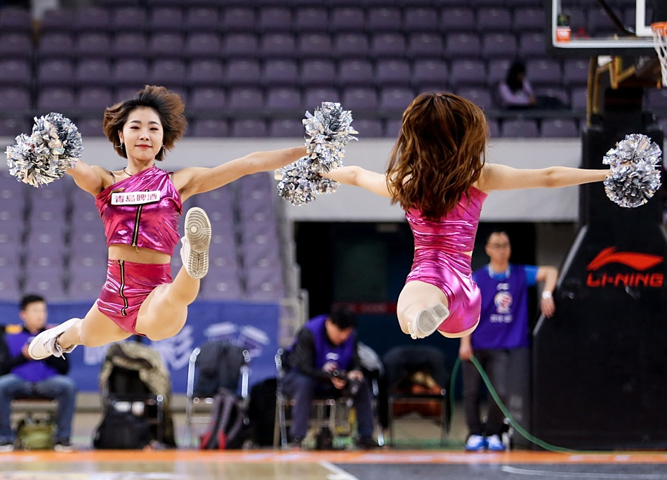 cba45轮篮球宝贝 身材火辣 可爱迷人 大秀一字马!