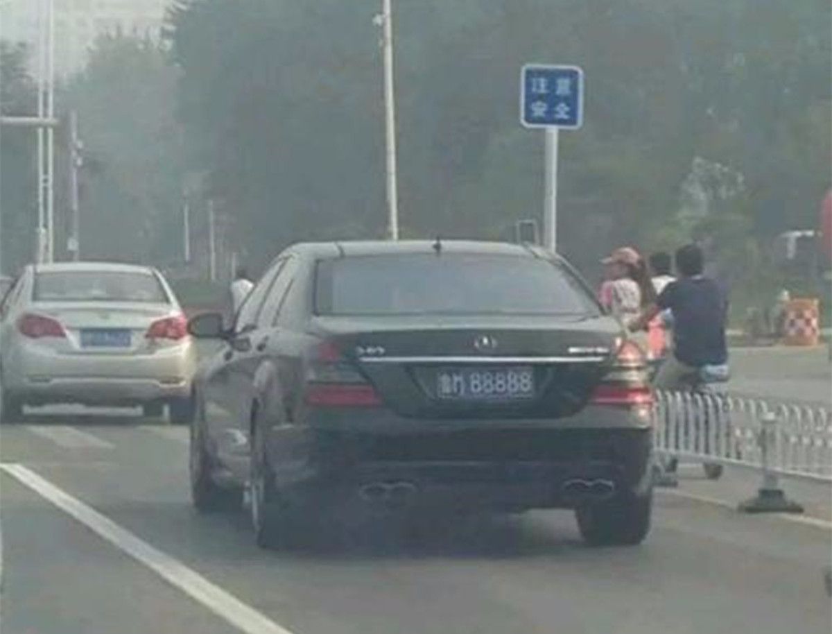 山东首富张士平,座驾是防弹奔驰车,车牌号鲁m88888