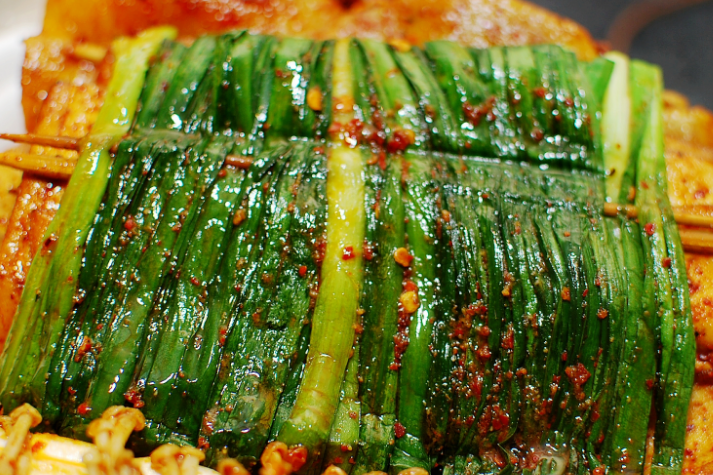 烤韭菜,据说吃了对男人好,营养价值啥的也就不多说了,主要是吃个味儿